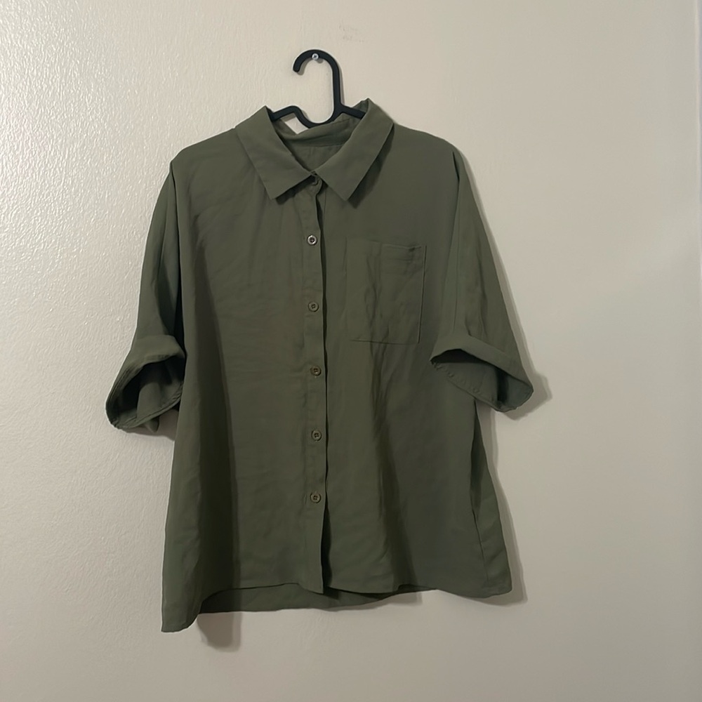 Button Down Shirt With Middle Sleeves Size XL